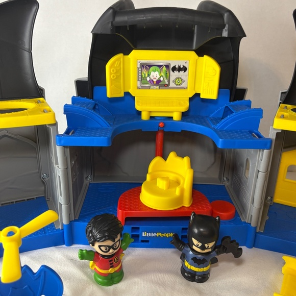 Little People DC Super Friends Batcave Playset Batman/Robin Action Figures WORKS - Picture 3 of 12
